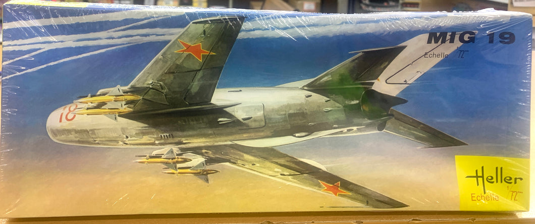 Mikoyan-Gurevich MiG-19 Farmer 1/72 1973 ISSUE