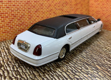Load image into Gallery viewer, 2000 Lincoln Limousine 1/43 Die Cast by Sun Star