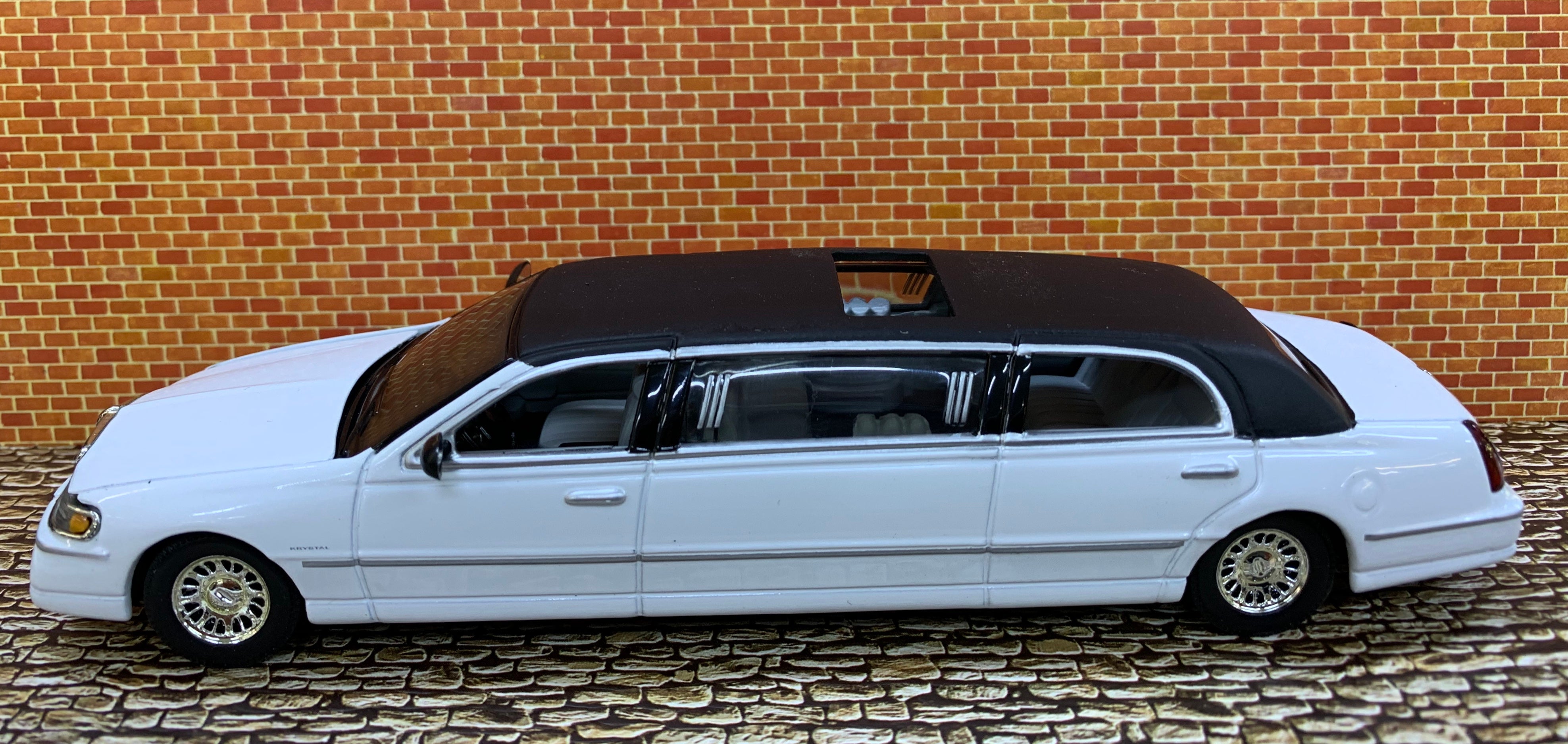 2000 Lincoln Limousine 1/43 Die Cast by Sun Star – J-BarHobbies